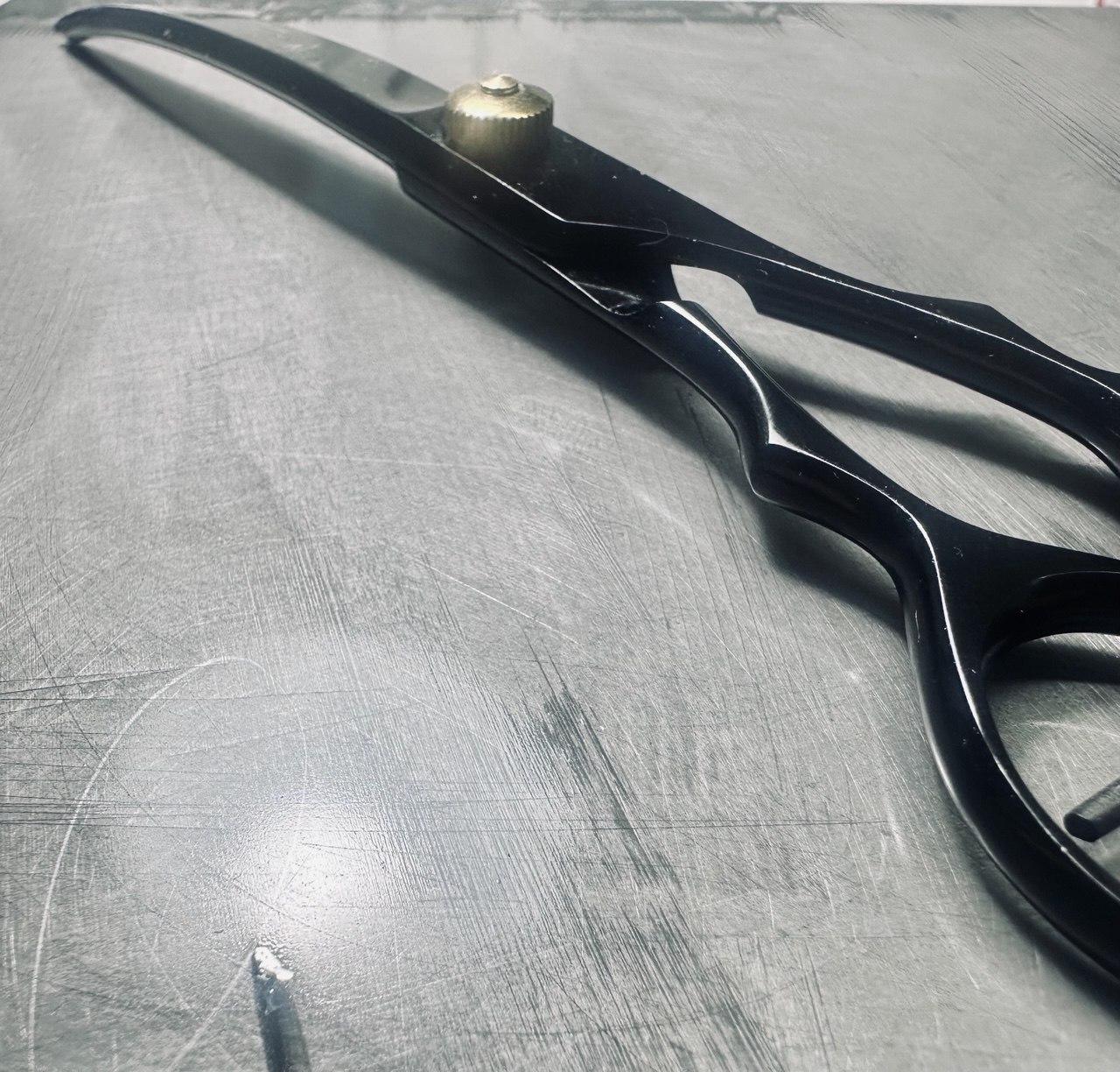 Czarne nożyczki fryzjerskie ostrzenie Gdynia